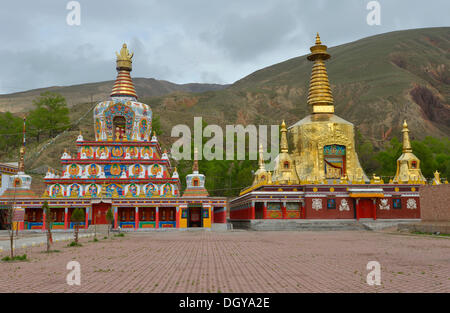 Tibetischen Buddhismus, neue große bemalte und vergoldete Chorten, Stupa in Wutun Si Monastery, Tongren, Repkong, Qinghai Stockfoto