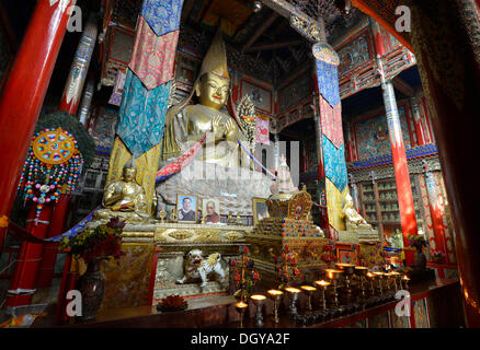 Tibetischen Buddhismus, vergoldete Buddha-Statue, Wutun Si Monastery, Tongren, Repkong, Qinghai, ehemals Amdo, Tibet, China, Asien Stockfoto