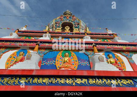 Tibetischen Buddhismus, neue große bemalte und vergoldete Chorten, Stupa in Wutun Si Monastery, Tongren, Repkong, Qinghai Stockfoto