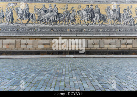 Gepflasterte Straße und Fuerstenzug, Fürstenzug, Dresden, Sachsen Stockfoto