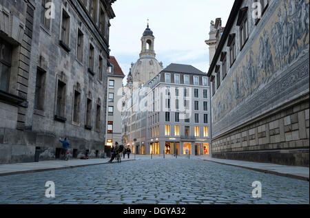 Frauenkirche, Frauenkirche und Quartier F mit asphaltierten Straße und Fuerstenzug, Prozession der Fürsten, Dresden Stockfoto