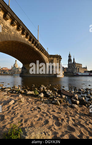 Florenz an der Elbe, Augustus-Brücke über die Elbe mit Hofkirche, Kathedrale der Heiligen Dreifaltigkeit Stockfoto