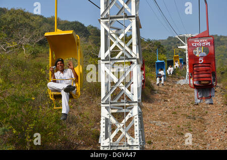 Seilbahn, Sessellift, indischen Mann und Frau sitzen in bunt bemalte ein-Personen-Sessellifte zur Geier-Spitze Stockfoto