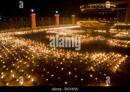 Butterlampen an der Mahabodhi-Tempel, Ort der Erleuchtung oder Erwachen, "Bodhi" von Siddhartha Gautama, Bodhgaya, Bihar, Indien Stockfoto