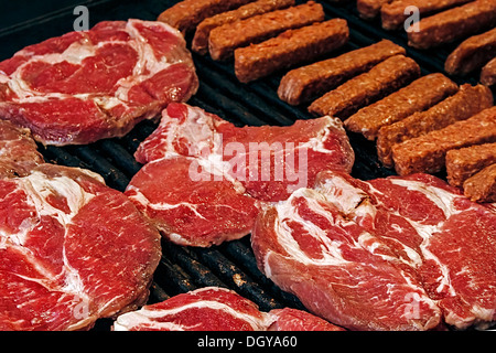 Rumänische Wurstwaren (Mici) und rotes Fleisch auf dem Grill. Stockfoto