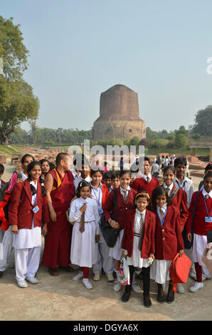 Eines indischen Schüler Klasse, jungen und Mädchen, mit tibetischen Mönchen und ein Besuch der Dhamekh Stupa Rinpoche Stockfoto