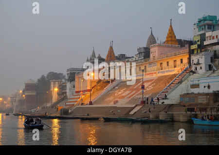 Der Ganges mit Ghats im Morgengrauen, Varanasi, Benares oder Kashi, Uttar Pradesh, Indien, Asien Stockfoto