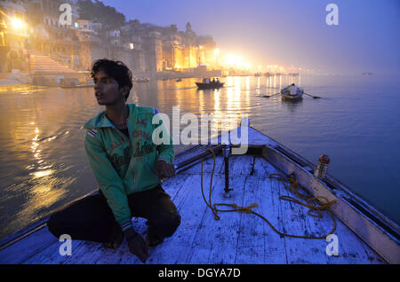 Indische Schiffer auf dem Ganges in der Nähe von den Ghats im Morgengrauen, Ganges, Varanasi, Benares oder Kashi, Uttar Pradesh, Indien, Asien Stockfoto