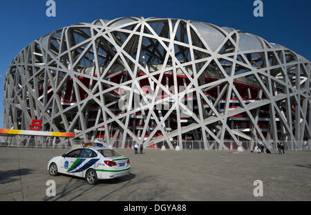 Polizeiauto vor Peking Olympia-Stadion, Nationalstadion, Vogelnest, Olympic Green Olympic Park, Peking, China, Asien Stockfoto