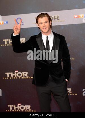 Berlin, Deutschland. 27. Oktober 2013. Australischer Schauspieler Chris Hemsworth kümmert sich um die Premiere des Films "Thor - The Dark Kingdom" im Sony Center Kino in Berlin. 27. Oktober 2013. © Dpa picture-Alliance/Alamy Live News Stockfoto