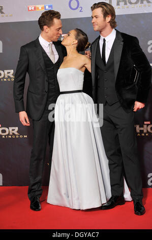 Berlin, Deutschland. 27. Oktober 2013. Darsteller Tom Hiddleston, Natalie Portman und Chris Hemsworth kümmern sich um die Premiere des Films "Thor - The Dark Kingdom" im Sony Center Kino in Berlin. 27. Oktober 2013. © Dpa picture-Alliance/Alamy Live News Stockfoto