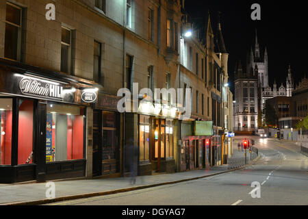 Abend im oberen Kirkgate mit Geschäften und Pubs, Aberdeen, Schottland, Vereinigtes Königreich, Europa Stockfoto