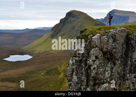 Wanderer stehen in einer vulkanischen Landschaft, Loch Erdöl-Na Luirginn, Flodigarry, The Table, Highlands, Isle Of Skye, Schottland Stockfoto