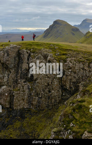 Wanderern stehen in einer vulkanischen Landschaft, Loch Erdöl-Na Luirginn, Flodigarry, Highlands, Isle Of Skye, Schottland, Vereinigtes Königreich Stockfoto