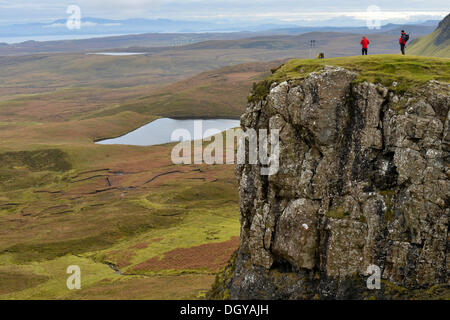 Wanderern stehen in einer vulkanischen Landschaft, Loch Erdöl-Na Luirginn, Flodigarry, Highlands, Isle Of Skye, Schottland, Vereinigtes Königreich Stockfoto