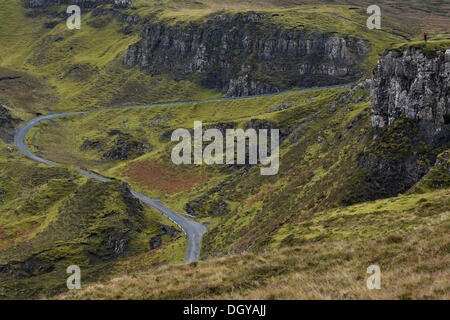 Wanderer stehen in einer Vulkanlandschaft mit einer Passstraße, Loch Erdöl-Na Luirginn, Flodigarry, The Table, Highlands Stockfoto