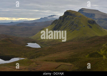 Vulkanlandschaft, Loch Erdöl-Na Luirginn, Flodigarry, The Table, Highlands, Isle Of Skye, Schottland, Vereinigtes Königreich, Europa Stockfoto