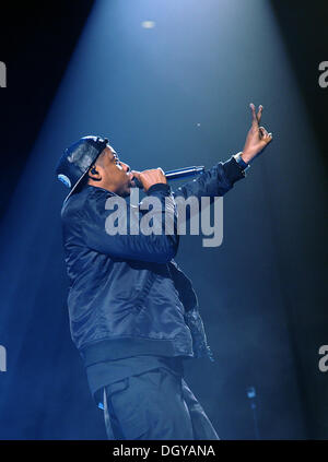 Hamburg, Deutschland. 27. Oktober 2013. US-Sänger Jay Z führt auf der Bühne während eines Konzerts von seiner "Magna Carter World Tour" in der O2 World in Hamburg, Deutschland, 27. Oktober 2013. Jay Z wird zwei Konzerte in Deutschland geben. Foto: Angelika Warmuth/Dpa/Alamy Live News Stockfoto