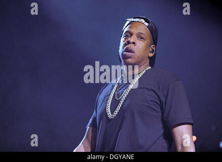 Hamburg, Deutschland. 27. Oktober 2013. US-Sänger Jay Z führt auf der Bühne während eines Konzerts von seiner "Magna Carter World Tour" in der O2 World in Hamburg, Deutschland, 27. Oktober 2013. Jay Z wird zwei Konzerte in Deutschland geben. Foto: Angelika Warmuth/Dpa/Alamy Live News Stockfoto