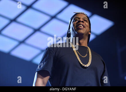 Hamburg, Deutschland. 27. Oktober 2013. US-Sänger Jay Z führt auf der Bühne während eines Konzerts von seiner "Magna Carter World Tour" in der O2 World in Hamburg, Deutschland, 27. Oktober 2013. Jay Z wird zwei Konzerte in Deutschland geben. Foto: Angelika Warmuth/Dpa/Alamy Live News Stockfoto