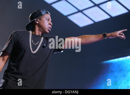 Hamburg, Deutschland. 27. Oktober 2013. US-Sänger Jay Z führt auf der Bühne während eines Konzerts von seiner "Magna Carter World Tour" in der O2 World in Hamburg, Deutschland, 27. Oktober 2013. Jay Z wird zwei Konzerte in Deutschland geben. Foto: Angelika Warmuth/Dpa/Alamy Live News Stockfoto