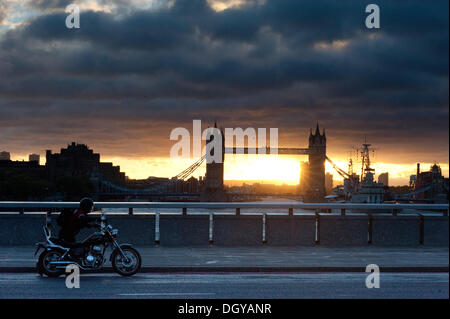 London, UK - 28. Oktober 2013: ein Mann schiebt sein Motorrad auf der Londoner Brücke, als die Stadt von starken Winden heimgesucht wird. Der Sturm, genannt St. Jude, brachte das windigste Wetter Großbritannien seit 1987 getroffen.  Bildnachweis: Piero Cruciatti/Alamy Live-Nachrichten Stockfoto