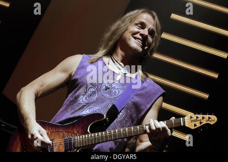 Berlin, Deutschland. 26. Oktober 2013. Gitarrist Steve Morse der US-Band Deep Purple führt auf der Bühne während eines Konzerts in Berlin, Deutschland, 26. Oktober 2013. Foto: Lutz Müller-Bohlen/Dpa/Alamy Live-Nachrichten Stockfoto