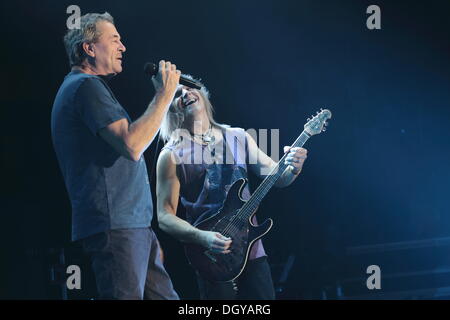 Berlin, Deutschland. 26. Oktober 2013. Guitarist Steve Morse (R) und Sänger Ian Gillan der US-Band Deep Purple durchzuführen auf der Bühne während eines Konzerts in Berlin, Deutschland, 26. Oktober 2013. Foto: Lutz Müller-Bohlen/Dpa/Alamy Live-Nachrichten Stockfoto