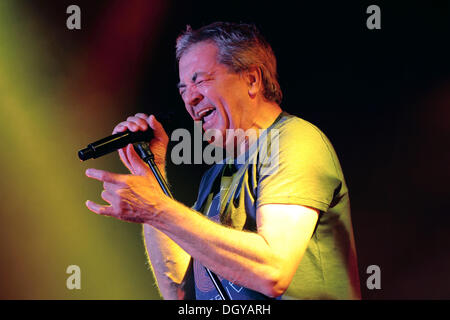 Berlin, Deutschland. 26. Oktober 2013. Sänger Ian Gillan der US-Band Deep Purple führt auf der Bühne während eines Konzerts in Berlin, Deutschland, 26. Oktober 2013. Foto: Lutz Müller-Bohlen/Dpa/Alamy Live-Nachrichten Stockfoto