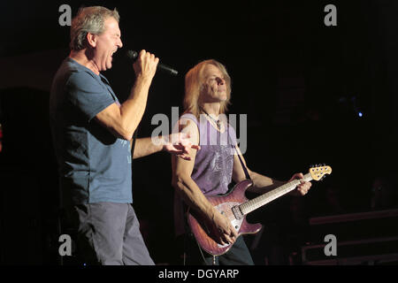 Berlin, Deutschland. 26. Oktober 2013. Guitarist Steve Morse (R) und Sänger Ian Gillan der US-Band Deep Purple durchzuführen auf der Bühne während eines Konzerts in Berlin, Deutschland, 26. Oktober 2013. Foto: Lutz Müller-Bohlen/Dpa/Alamy Live-Nachrichten Stockfoto