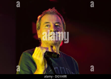 Berlin, Deutschland. 26. Oktober 2013. Sänger Ian Gillan der US-Band Deep Purple führt auf der Bühne während eines Konzerts in Berlin, Deutschland, 26. Oktober 2013. Foto: Lutz Müller-Bohlen/Dpa/Alamy Live-Nachrichten Stockfoto