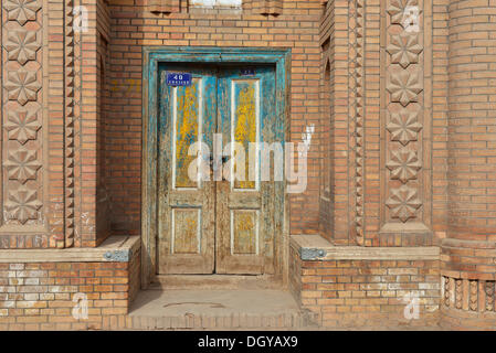 Bunt bemalte alte Holztür, Uyghur muslimischen Viertel, Kashgar, Seidenstraße, Xinjiang, China, Volksrepublik China Stockfoto