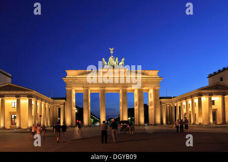 Brandenburger Tor am Pariser Platz Platz, zur blauen Stunde, Berlin-Mitte, Berlin Stockfoto
