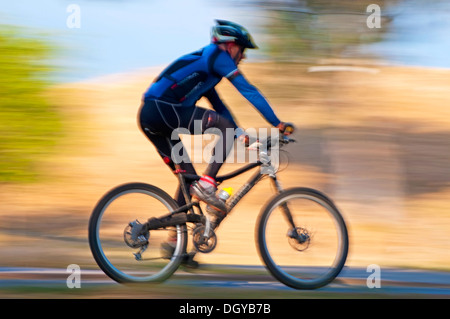 Mountainbike Rider in Bewegungsunschärfe Stockfoto