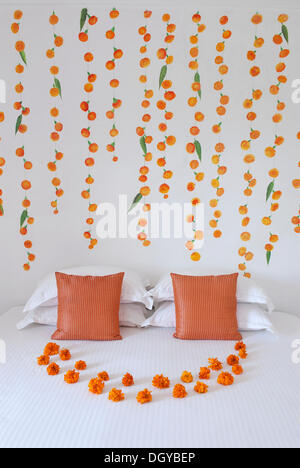 Wandmalerei und Blumenarrangements in einer Suite, Devigarh Palace Hotel in der Nähe von Udaipur, Rajasthan, Indien, Asien Stockfoto
