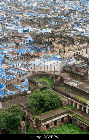 Die blaue Stadt Bundi mit Teilen des Palastes vor, Bundi, Rajasthan, Indien, Asien Stockfoto