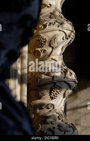Reich verzierte Säule am Eingang der Kathedrale Santa Maria Delle Colonne, St. Maria von den Spalten, Piazza Duomo Stockfoto