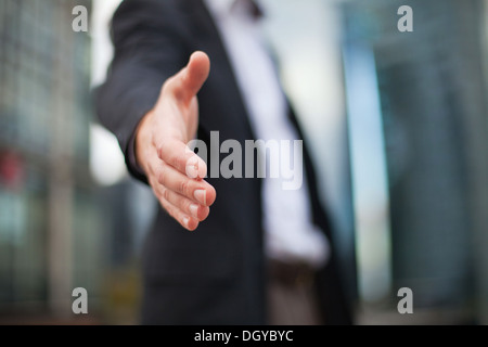 Geschäftsmann bietet für handshake Stockfoto