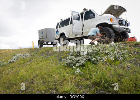 Super-Jeep Fahrer Überprüfung der Reifen Druck, Island, Europa Stockfoto