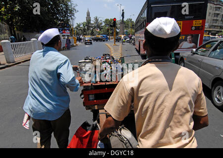 Dabba vorbeilaufenden oder Lebensmittel Lieferanten schieben einen Wagen mit Dabbas oder Lebensmittel Behälter für Lieferung, Nariman Point Mumbai, Indien, Asien Stockfoto