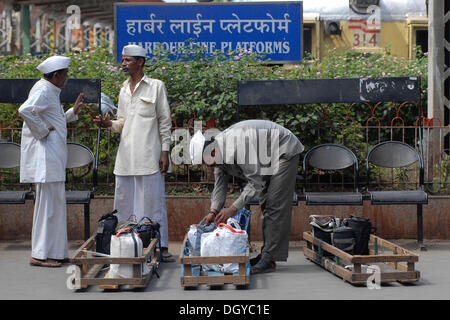 Dabba vorbeilaufenden oder Lebensmittel Lieferanten mit Dabbas oder Lebensmittel-Container, Mumbai, Indien, Asien Stockfoto