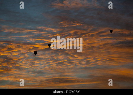 Drei Silhouette Heißluftballons vor Dämmerung Himmel in Melbourne, Victoria, Australia Stockfoto