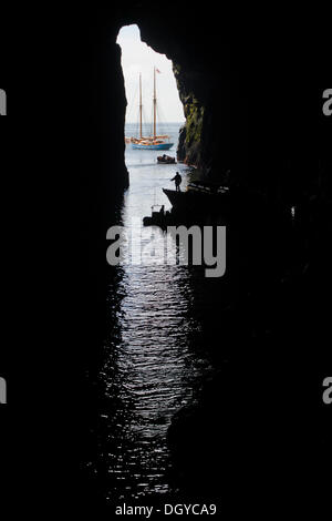 Anzeigen von in einer Höhle auf einem Segelschiff, Norðlýsið, Dachreiter, Färöer Inseln, Nord-Atlantik Stockfoto