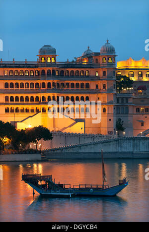 Stadtschloss und Fateh Prakash Palace Hotel am Lake Pichola, Udaipur, Rajasthan, Nordindien, Indien, Asien Stockfoto