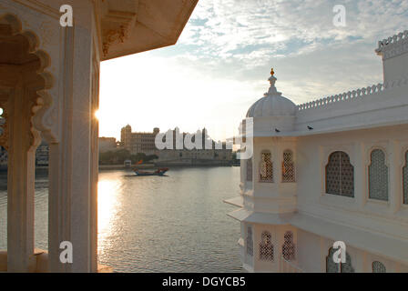 Heritage Hotel Taj Lake Palace und Stadtschloss, Pichola-See, Udaipur, Rajasthan, Nordindien, Indien, Asien Stockfoto