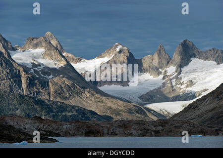 Zerklüftete Berglandschaft in der Nähe von Tiniteqilaaq, Nebenfluss des Sermilik Fjord, Ostgrönland, Grönland Stockfoto