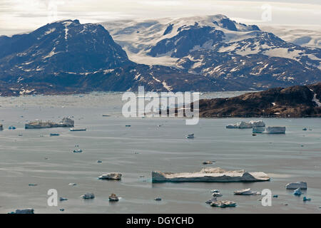 Eisberge in der Nähe von Tiniteqilaaq, Ammassalik Halbinsel, Sermilik Fjord, Ostgrönland, Grönland Stockfoto