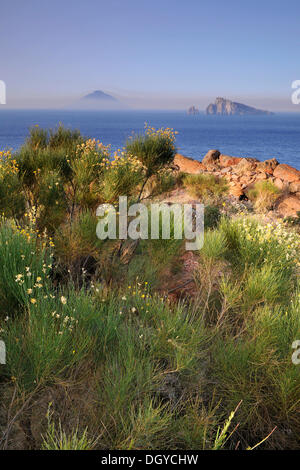 Blick auf die vulkanische Insel Stromboli, Äolischen Inseln oder Liparischen Inseln, Sizilien, Süditalien, Italien, Europa Stockfoto