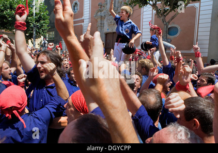 Feiern einen Erfolg. Capgrossos de Mataro. "Castellers". Santa Anna Platz. Mataro. Provinz Barcelona, Spanien Stockfoto