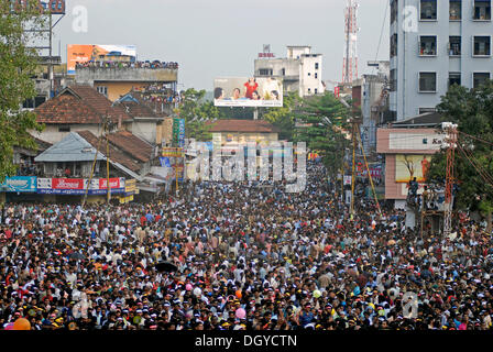 Menschenmenge, Hindu Pooram Festivals, Thrissur, Kerala, Südindien, Asien Stockfoto